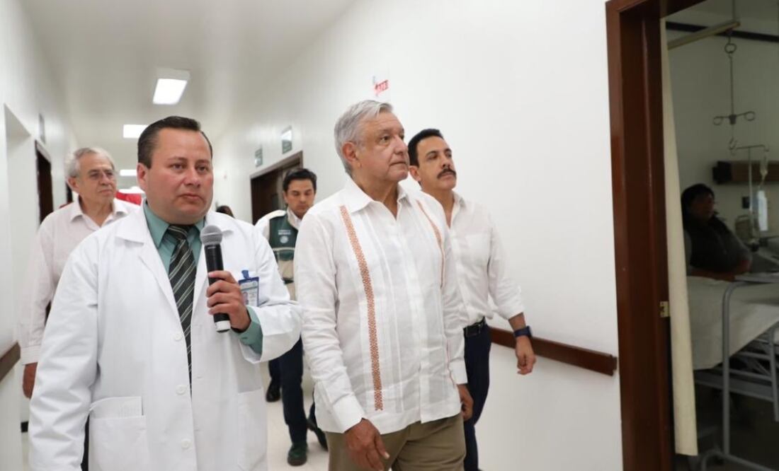 El presidente López Obrador durante su visita número 55 a un hospital rural del IMSS en Hidalgo. Foto: Twitter @omarfayad