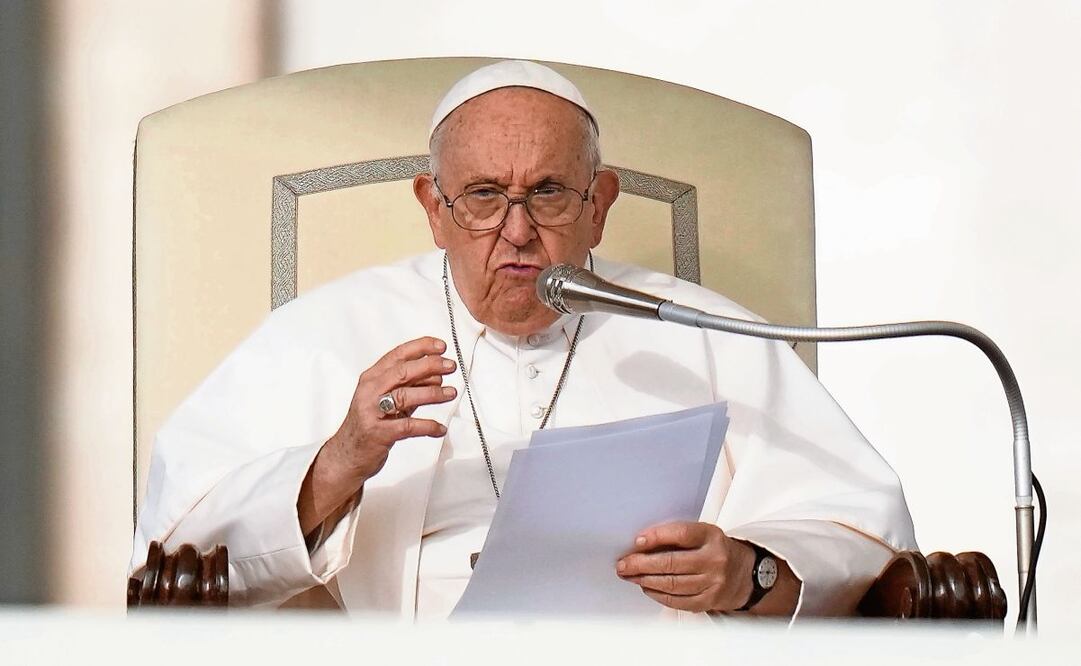 El papa Francisco habla durante su audiencia general semanal en la Plaza de San Pedro, en Roma, el 18 de octubre de 2023. Foto: AP