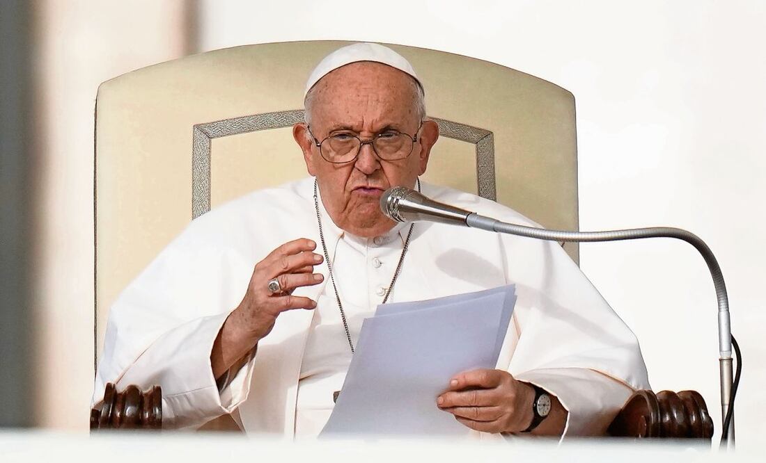 El papa Francisco habla durante su audiencia general semanal en la Plaza de San Pedro, en Roma, el 18 de octubre de 2023. Foto: AP