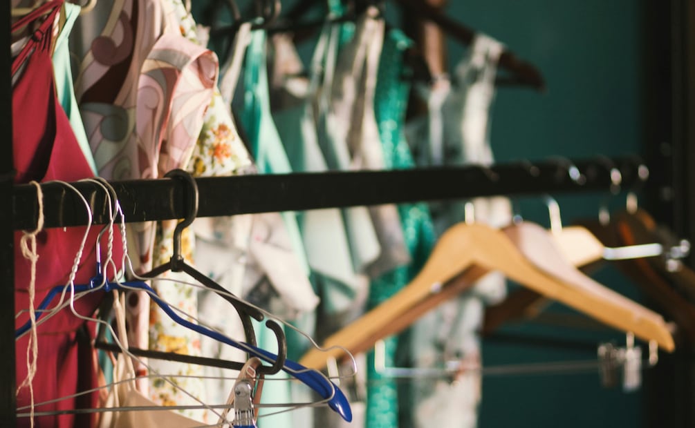Antes de comprar algo nuevo, revisar lo que ya tienes en el clóset ayuda a evitar compras impulsivas y repetidas. Foto: Pexels
