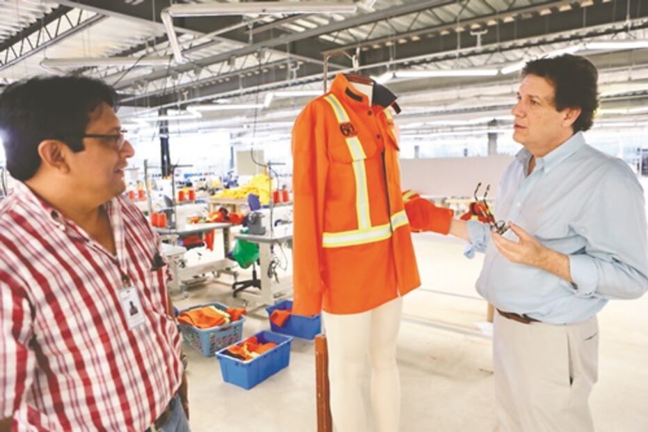 Manos mayas cosen uniformes de la NASA