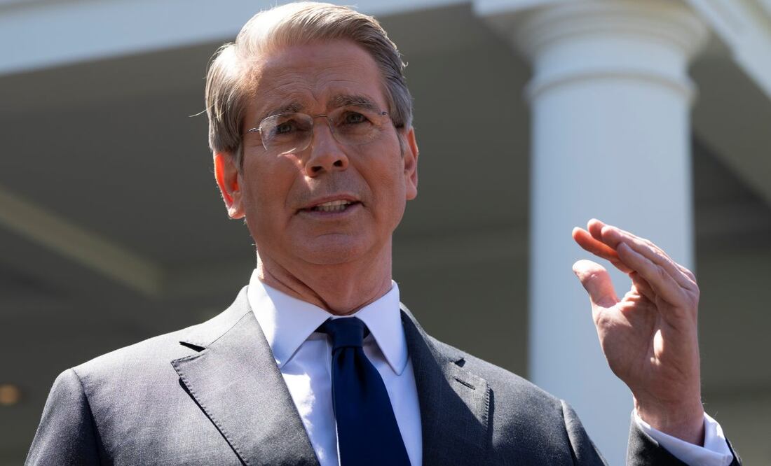 El secretario del Tesoro de EU, Scott Bessent, habla con periodistas frente a la Casa Blanca en Washington, D. C., EU, el 9 de abril de 2025. La Casa Blanca anunció que el presidente Trump suspende por 90 días la aplicación de aranceles más altos a decenas de países, que entrarán en vigor el 9 de abril. Foto: EFE