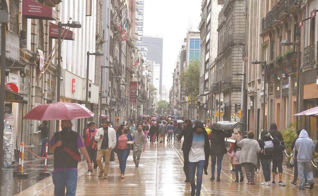 Este viernes la Ciudad de México experimentó confusión por el color del semáforo, ya que el Gobierno local mantuvo el verde, y por la tarde la Secretaría de Salud federal informó el cambio a amarillo. Foto: Armando Martínez/ El Universal.