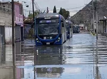 Trolebús de la ruta 11 circula entre aguas negras por inundaciones en Chalco; servicio continúa de manera normal