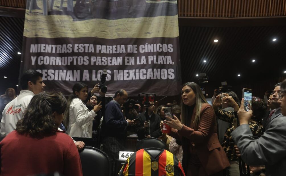 Cuelgan manta en el pleno de la Cámara de Diputados con el rostro de Luisa Alcalde y Arturo Ávila (05/11/2025). Foto: Gabriel Pano / EL UNIVERSAL