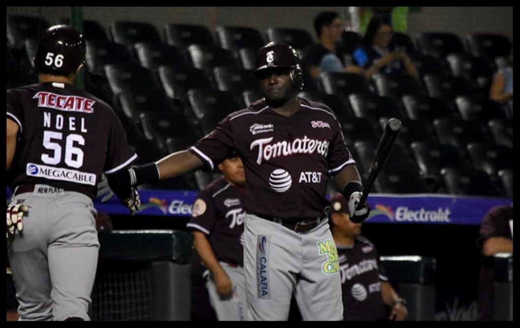 Los Tomateros de Culiacán durante un partido en la presente campaña (Cortesía LMP).