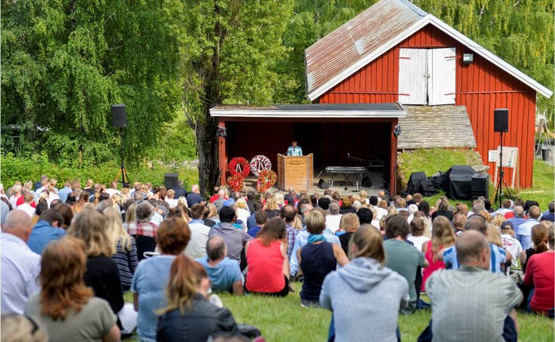 La ceremonia se realizó junto a los edificios gubernamentales en donde Breivik asesinó a ocho personas con un coche bomba antes de dispararle a 69 más en la vecina isla de Utoya   Foto: 