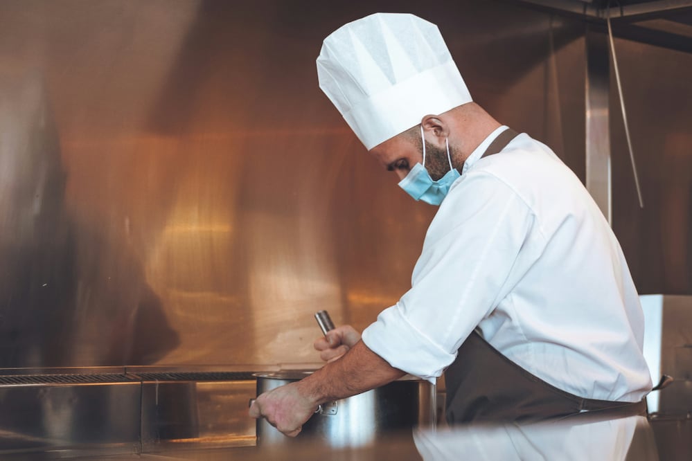 En estas escuelas te puedes formar como chef. Foto: Francesco La Corte. Unsplash