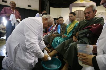 Arzobispo realiza lavatorio de pies en penal de Apodaca