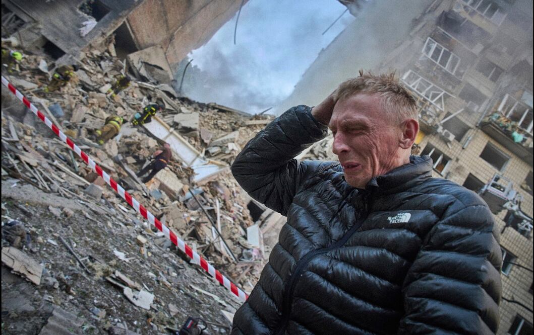 Ucrania y los europeos temían principalmente que Putin pudiera manipular a Trump en la cumbre y redefinir las fronteras del país sin la participación de Kiev. En la imagen un hombre se lamenta frente a un edificio destruido por un ataque aéreo ruso en Kiev, el martes 17 de junio de 2025. Foto: AP