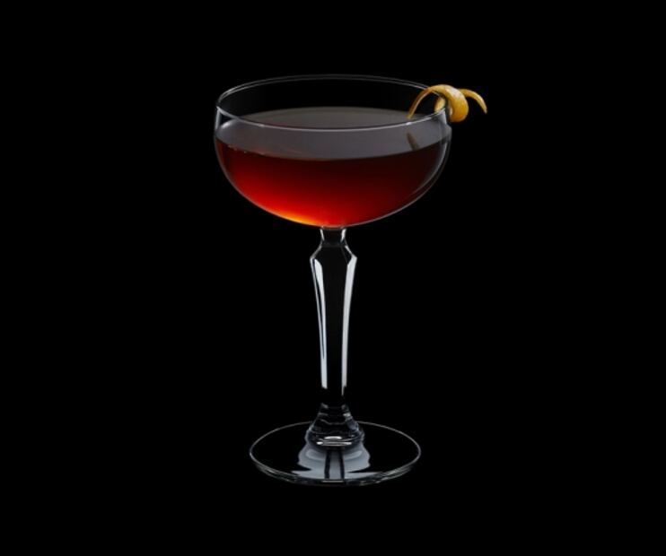 Coctelería con coñac para celebrar la noche de brujas