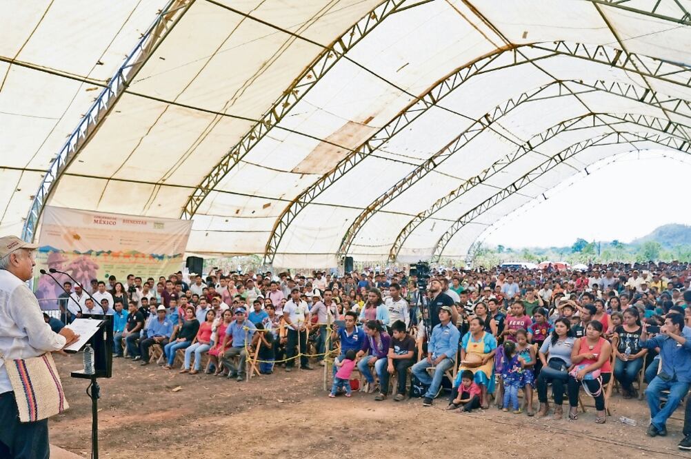 Ante unas 300 personas del Ejido Nuevo Francisco León, Ocosingo, el presidente de México, Andrés Manuel López Obrador, aseguró tener prisa por iniciar programas sociales en la zona, ante un posible regreso de “la mafia del poder”. Foto: PRESIDENCIA
