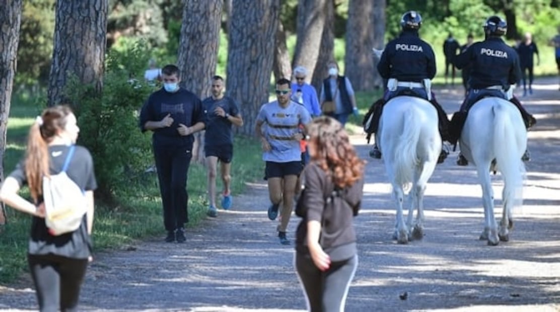 Italia entra en semilibertad vigilada tras confinamiento por el coronavirus
