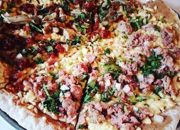 Prueba la pizza de suadero, carnitas o chicharrón