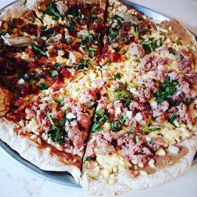 La pizza puede llevar suadero, carnitas o cochinita / Foto: Tony el gordo