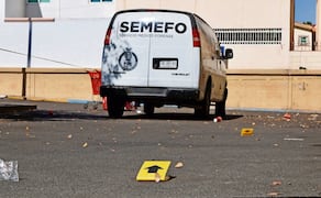 Frente al Palacio de Gobierno, en el centro de Sinaloa, dos personas del sexo masculino que viajaban en un vehículo Versa, de color blanco, fueron acribilladas a balazos. | Foto: Archivo/Valente Rosas/EL UNIVERSAL.