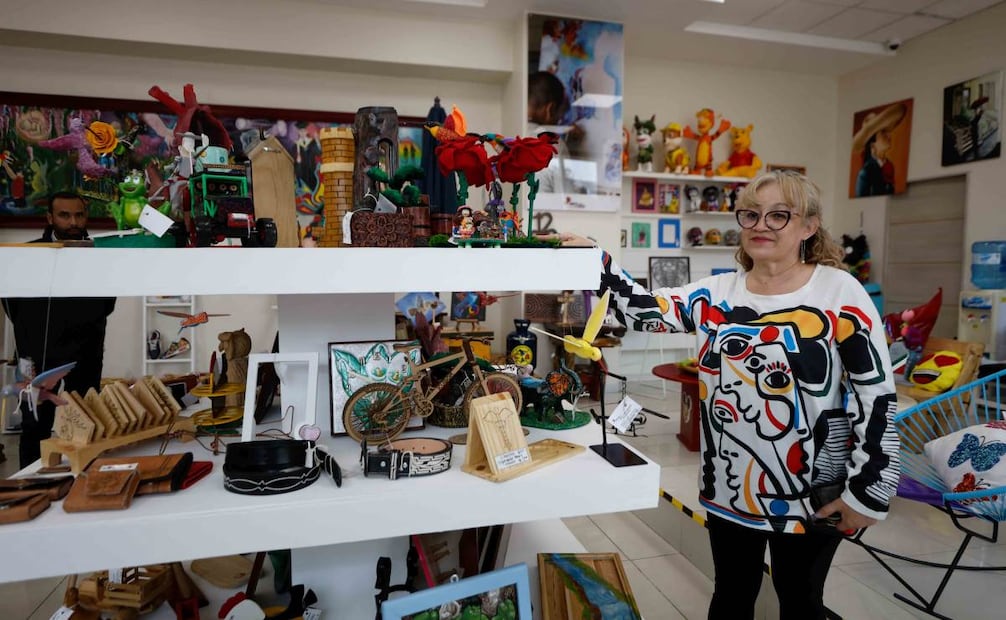 La señora Claudia ha comprado distintas artesanías en la tienda penitenciaria, como muñecas de crochet y carteras. Foto: Diego Simón Sánchez/ EL UNIVERSAL