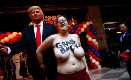 Feminista protesta enseñando sus pechos ante un Trump de cera