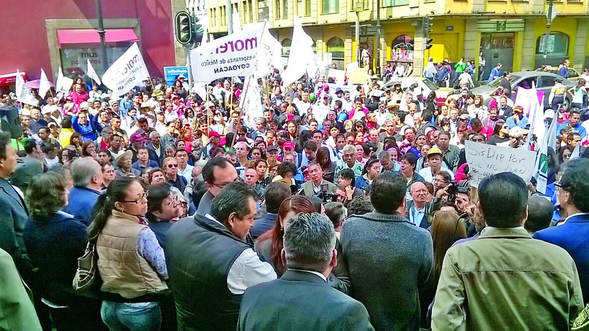 Cientos de militantes de Morena se apostaron en las escalinatas de la sede de la Asamblea Legislativa para pedir que se retiraran nombramientos para los próximos años en el gobierno capitalino y cambios de uso de suelo en 47 predios (DIANA VILLAVICENCIO)