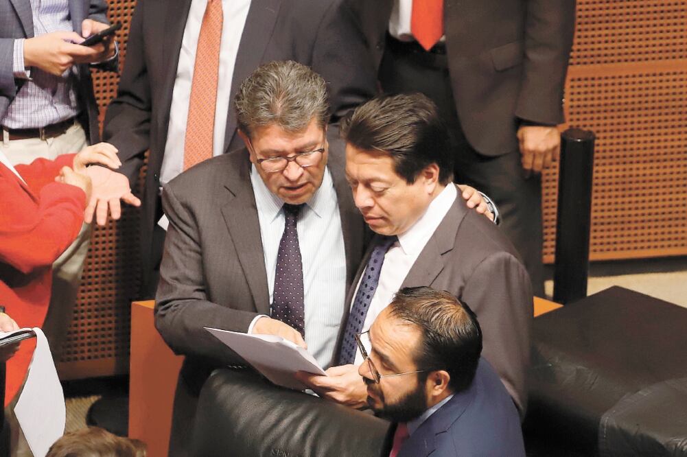 El líder de los senadores de Morena, Ricardo Monreal, parece darle a Mario Delgado la ruta para avalar sin obstáculos las leyes secundarias. / BERENICE FREGOSO. EL UNIVERSAL