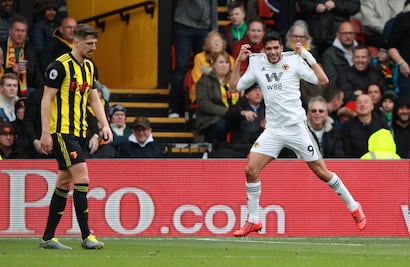 Afición de los Wolves entona cántico a Raúl Jiménez