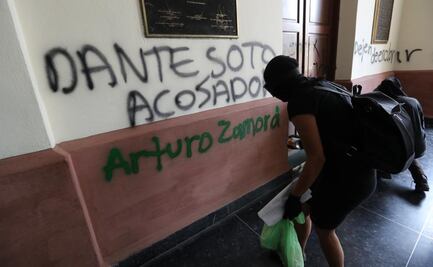 Mujeres protestan en rectoría de UAMex por presunto abuso sexual de un director a profesora