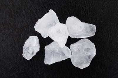 Desodorante de bicarbonato de sodio o piedra de alumbre, ¿cuál es mejor?