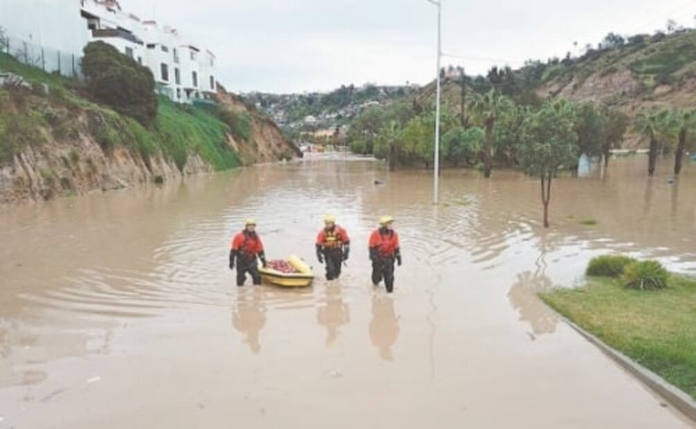 Lluvias y nevadas generan caos en Baja California