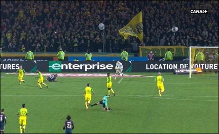 Árbitro patea a jugador y después lo expulsa