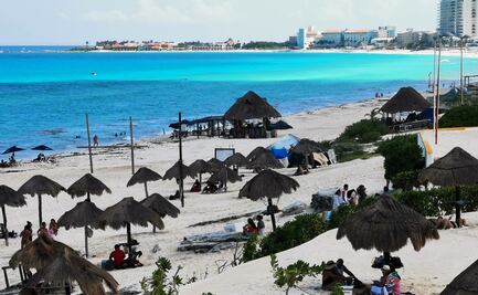 Vuelven visitantes a playas de Cancún; reabren accesos con restricciones