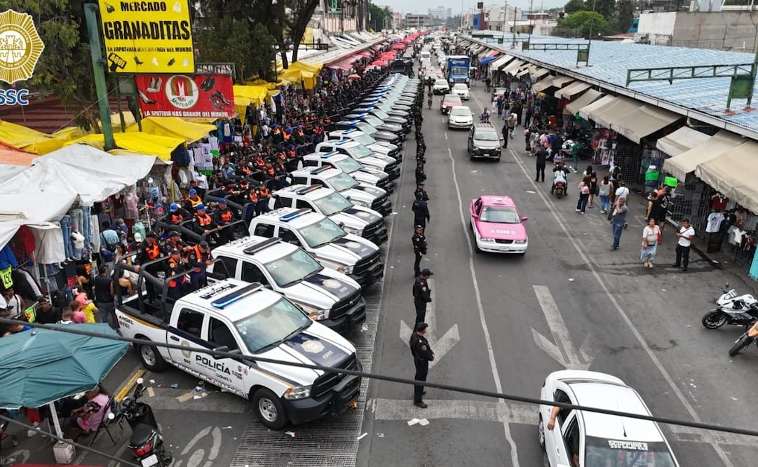 Despliegan a más de 100 policías en alcaldía Cuauhtémoc; estuvieron apoyados con 23 camionetas, un vehículo UNIMOG y un helicóptero de los Cóndores. | Foto: Especial.