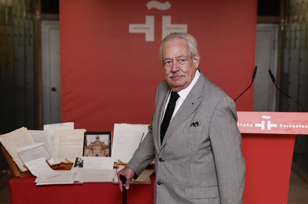Gonzalo Celorio deposita su legado en la Caja de las Letras del Instituto Cervantes, a dos días de recibir el Premio Cervantes 2025.
Foto: EFE / Sergio Perez