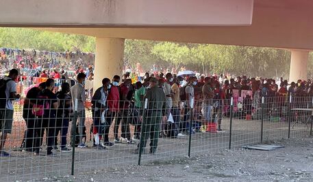 EU afirma que aumentará "vuelos de deportación" para migrantes varados en Texas