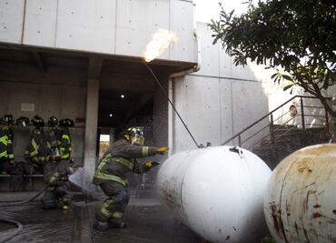 Este bombero se hizo viral por cargar un tanque de gas en llamas; es capaz de mucho más