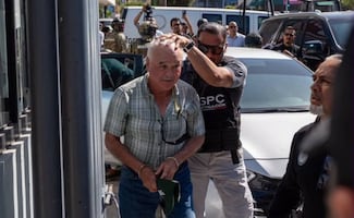 Ernesto Ruffo es trasladado a instalaciones de la FGR en Tijuana; le realizan exámenes médicos
