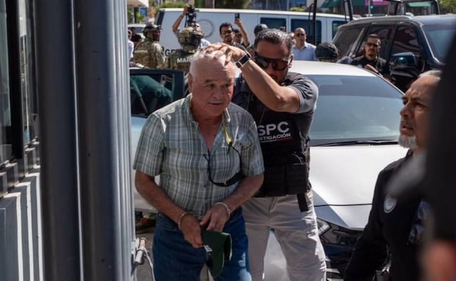 Esposado, trasladan a Ruffo a instalaciones de FGR en Tijuana; le hacen exámenes médicos
