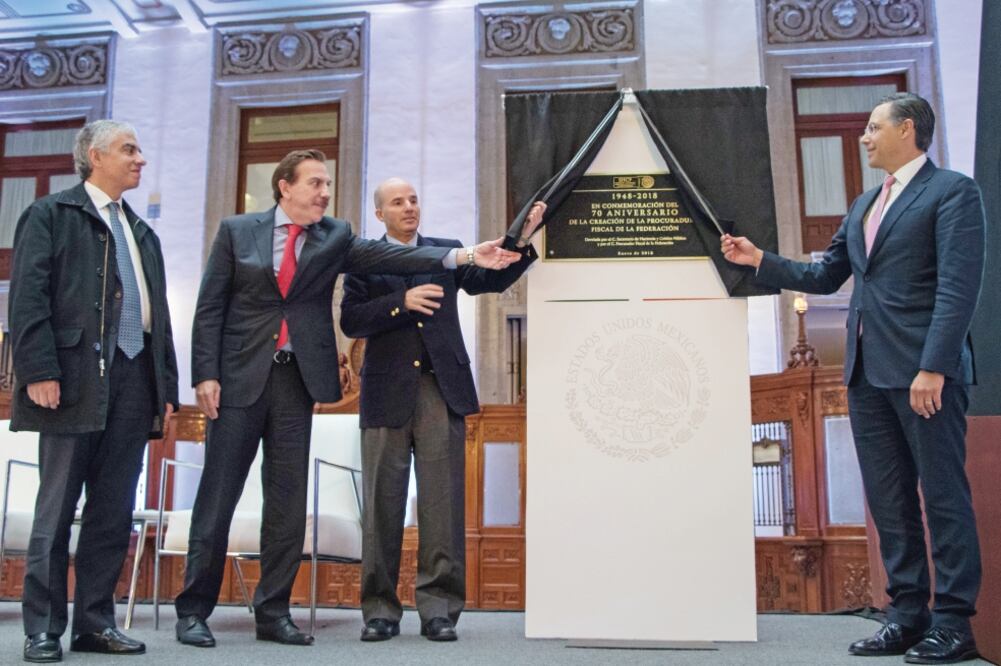 José Antonio González Anaya, secretario de Hacienda, y Max Diener Salas, titular de la Procuraduría Fiscal, entre otros, ayer en Palacio Nacional. (ADOLFO VLADIMIR. CUARTOSCURO)