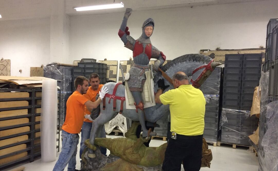 Imagen de archivo de un grupo de operarios trasladando la talla de San Jorge, de la iglesia de San Miguel de Estella, a unos almacenes con el fin de comenzar análisis para su restauración.Foto: EFE/Gobierno de Navarra, archivo
