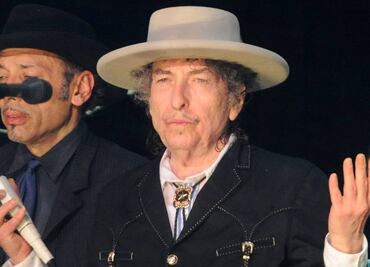 Bob Dylan recoge el Nobel con casi cuatro meses de retraso