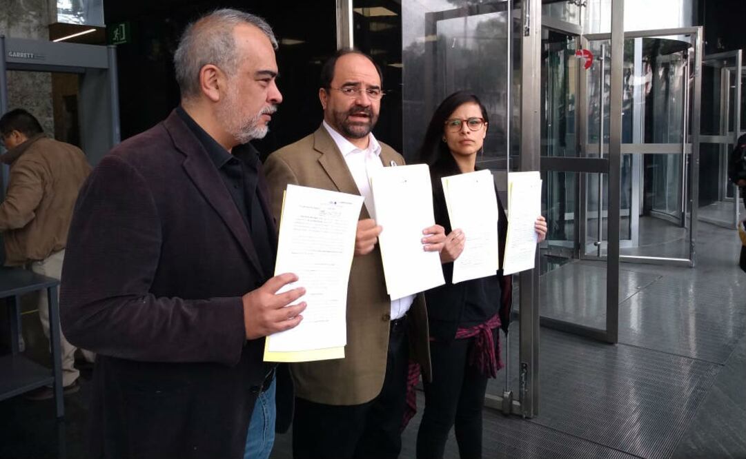 Álvarez Icaza estuvo acompañado de la diputada federal independiente, Lucía Riojas y Alfredo Figueroa, éste último coordinador de la iniciativa Ahora. FOTO: Manuel Espino | EL UNIVERSAL