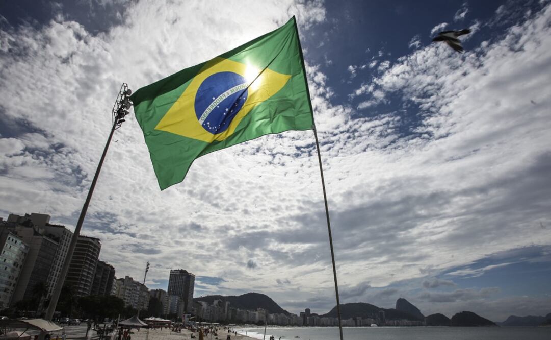 Fitch recorta calificación de deuda de Brasil