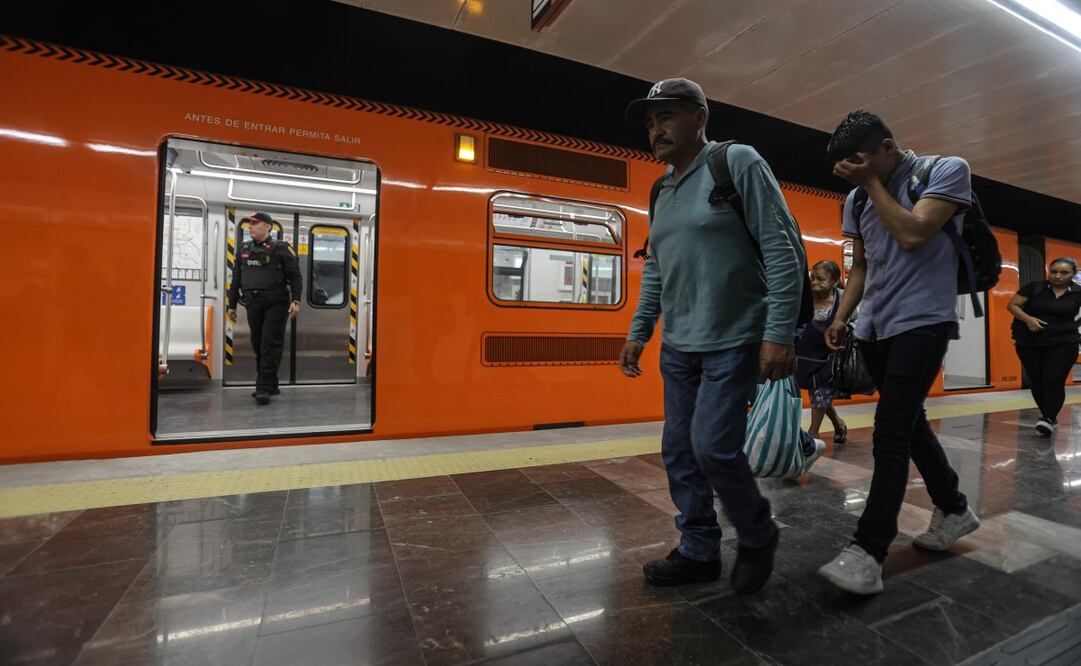 Usuarios del Metro. Foto: Gabriel Pano / EL UNIVERSAL