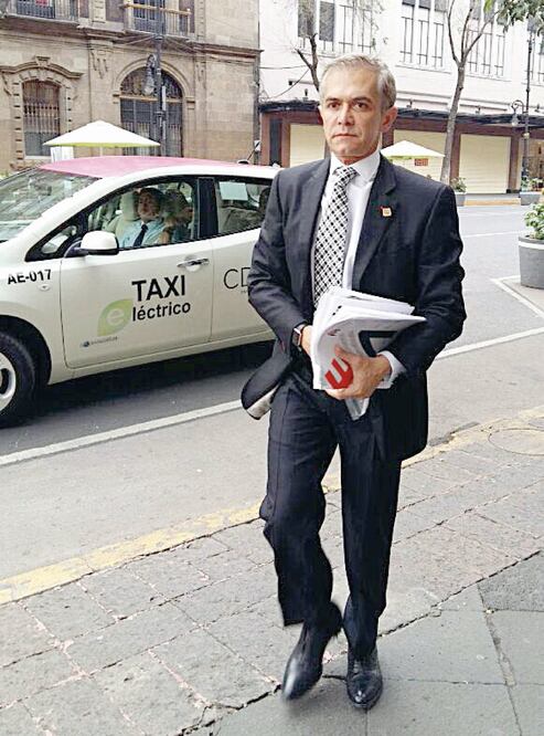 El mandatario capitalino dijo que el gobierno federal debe realizar los ajustes necesarios a la alza de la gasolina para que no pegue a usuarios (ARCHIVO EL UNIVERSAL)