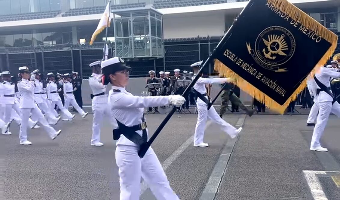 Elementos de la Secretaría de Marina, realizaron el pase de revista que participará en el desfile militar del 16 de septiembre, con motivo del 213 aniversario del inicio de la Independencia de México. Foto: especial
