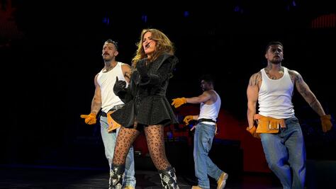 Ni los bloqueos viales detienen a fans de Gloria Trevi; caminaron kilómetros para llegar a su concierto