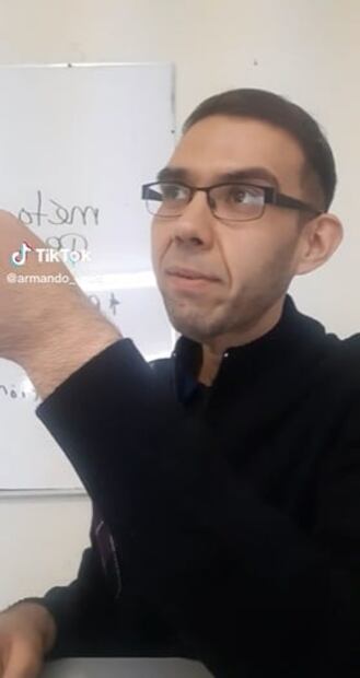 No entrega tarea por comprar boleto de RBD y maestro lo exhibe: "saliste en la tele"