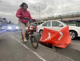 Socavón aparece sobre nueva ciclovía en Tlalpan; la zona había sido pavimentada en días recientes