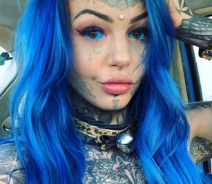 Influencer queda ciega tras tatuarse los ojos de color azul