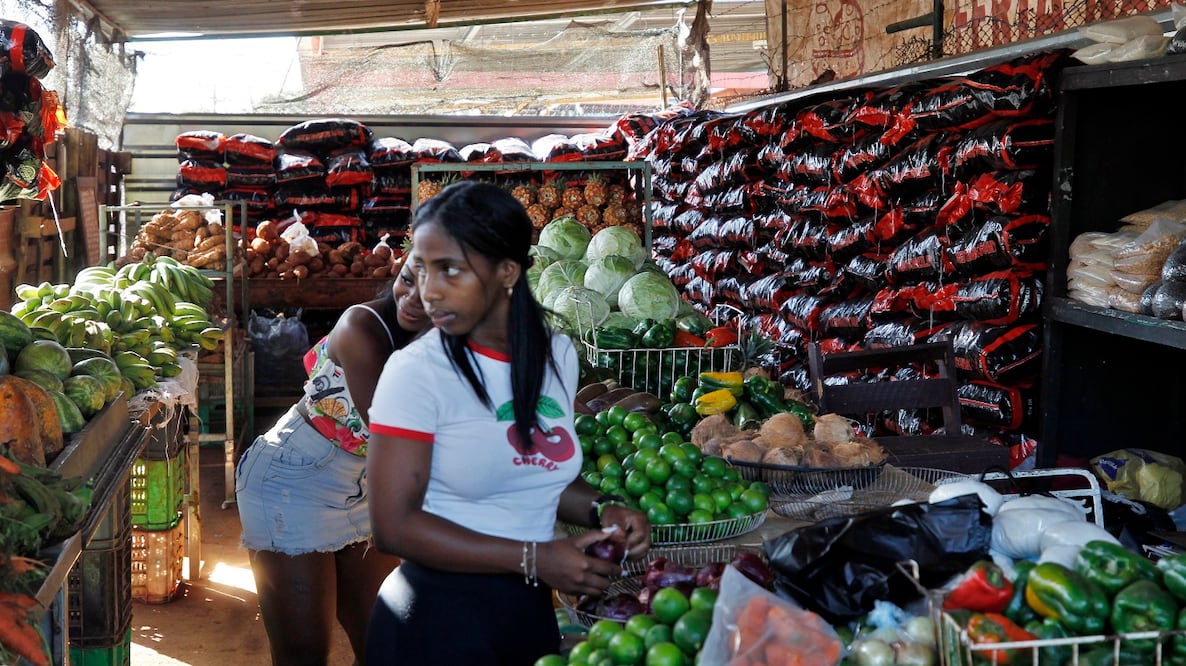 Cubanos compran alimentos en un mercado en La Habana (Cuba). Cuba lleva tres meses sin "una gota de combustible" por el bloqueo petrolero de Estados Unidos, según su propio gobierno. FOTO: ERNESTO MASTRASCUSA. EFE