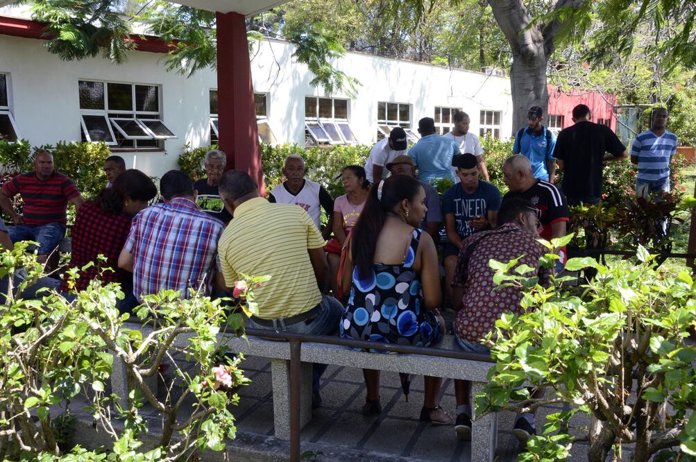 Familiares de las víctimas que residían en Holguín. Foto: Xinhua